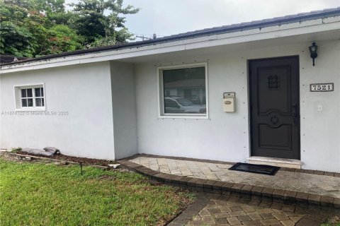 House in Miami, Florida 5 bedrooms, 312.71 sq.m. № 1928255 - photo 2