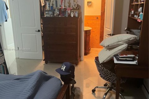 House in Miami, Florida 5 bedrooms, 312.71 sq.m. № 1928255 - photo 18