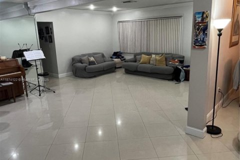 House in Miami, Florida 5 bedrooms, 312.71 sq.m. № 1928255 - photo 4