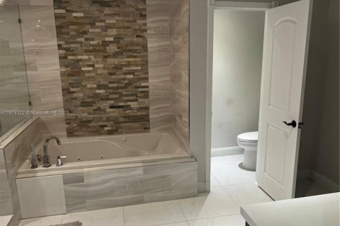 House in Miami, Florida 5 bedrooms, 312.71 sq.m. № 1928255 - photo 10