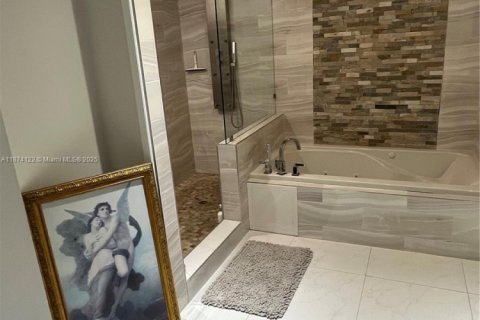 House in Miami, Florida 5 bedrooms, 312.71 sq.m. № 1928255 - photo 11