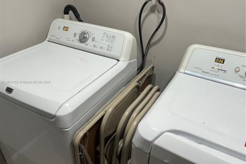 House in Miami, Florida 5 bedrooms, 312.71 sq.m. № 1928255 - photo 23