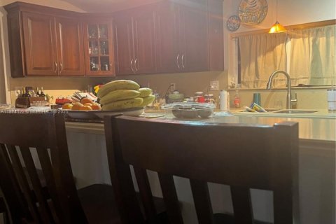 House in Miami, Florida 5 bedrooms, 312.71 sq.m. № 1928255 - photo 6