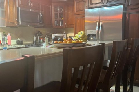 House in Miami, Florida 5 bedrooms, 312.71 sq.m. № 1928255 - photo 5