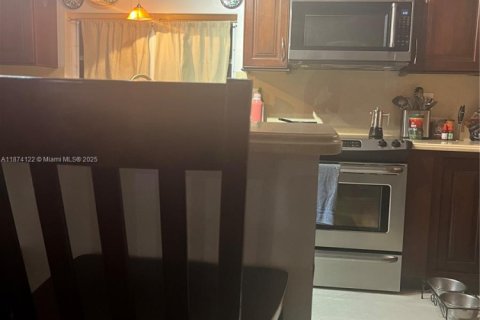 House in Miami, Florida 5 bedrooms, 312.71 sq.m. № 1928255 - photo 7