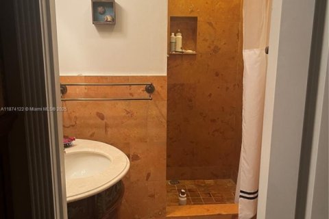 House in Miami, Florida 5 bedrooms, 312.71 sq.m. № 1928255 - photo 19