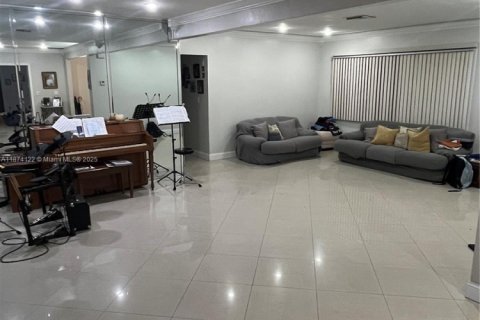 House in Miami, Florida 5 bedrooms, 312.71 sq.m. № 1928255 - photo 3