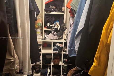 House in Miami, Florida 5 bedrooms, 312.71 sq.m. № 1928255 - photo 20