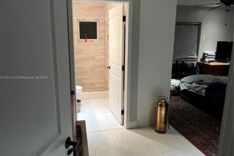 House in Miami, Florida 5 bedrooms, 312.71 sq.m. № 1928255 - photo 12