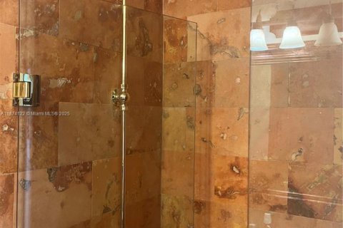 House in Miami, Florida 5 bedrooms, 312.71 sq.m. № 1928255 - photo 15