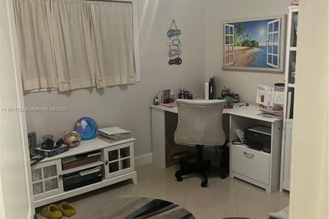 House in Miami, Florida 5 bedrooms, 312.71 sq.m. № 1928255 - photo 16