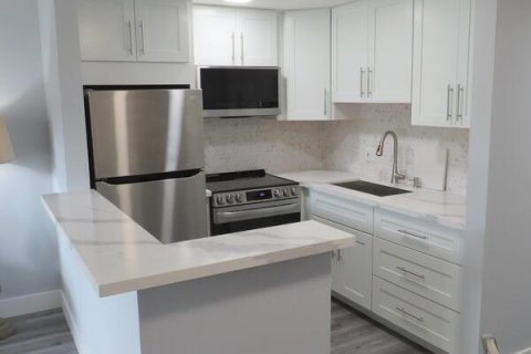 Condo in West Palm Beach, Florida, 1 bedroom № 2191807 - photo 3