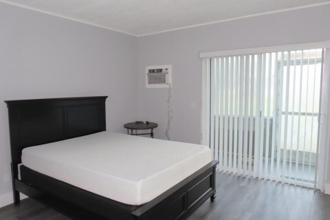 Condo in West Palm Beach, Florida, 1 bedroom № 2191807 - photo 12