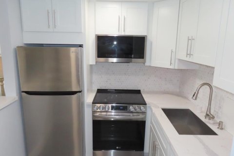 Condo in West Palm Beach, Florida, 1 bedroom № 2191807 - photo 5