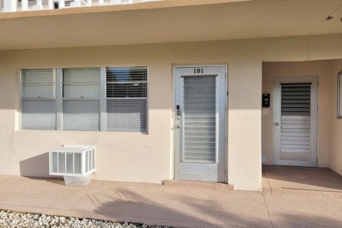 Condo in West Palm Beach, Florida, 1 bedroom № 2191807 - photo 17