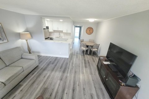 Condo in West Palm Beach, Florida, 1 bedroom № 2191807 - photo 18