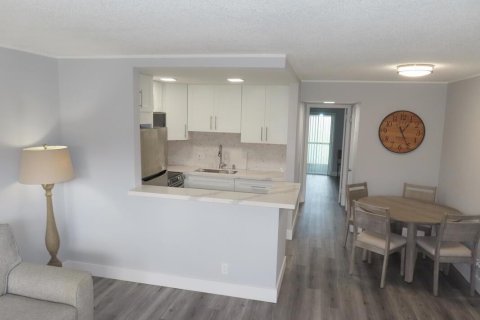 Condo in West Palm Beach, Florida, 1 bedroom № 2191807 - photo 2