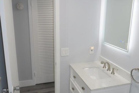 Condo in West Palm Beach, Florida, 1 bedroom № 2191807 - photo 11