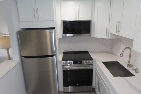 Condo in West Palm Beach, Florida, 1 bedroom № 2191807 - photo 6