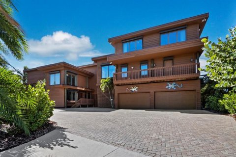 House in Longboat Key, Florida 8 bedrooms, 1184.69 sq.m. № 2206179 - photo 3