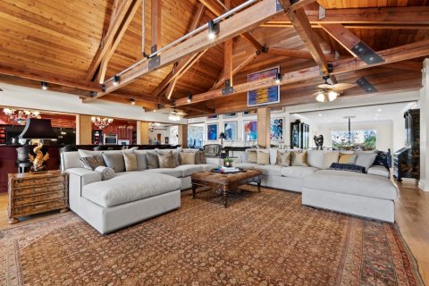 House in Longboat Key, Florida 8 bedrooms, 1184.69 sq.m. № 2206179 - photo 11