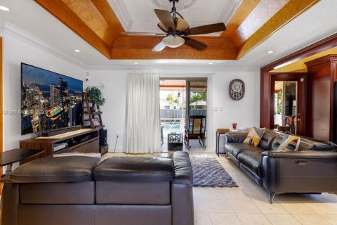 Casa en venta en Hialeah, Florida, 5 dormitorios, 346.71 m2 № 1893102 - foto 11
