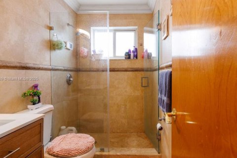 Casa en venta en Hialeah, Florida, 5 dormitorios, 346.71 m2 № 1893102 - foto 29