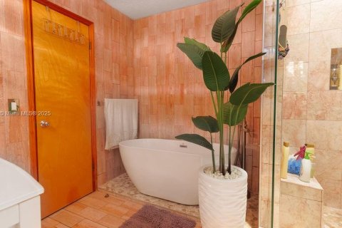 Casa en venta en Hialeah, Florida, 5 dormitorios, 346.71 m2 № 1893102 - foto 27