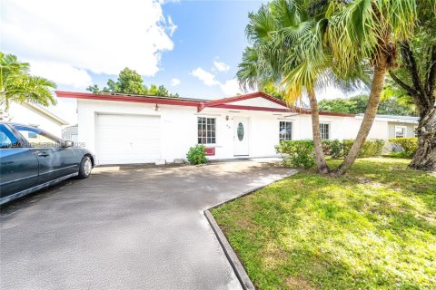 House in North Lauderdale, Florida 3 bedrooms, 136.57 sq.m. № 2175091