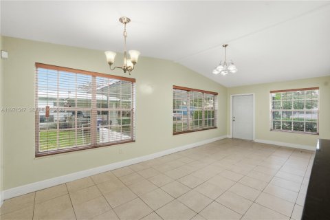 Villa ou maison à louer à Fort Lauderdale, Floride: 3 chambres, 76.64 m2 № 2032299 - photo 2