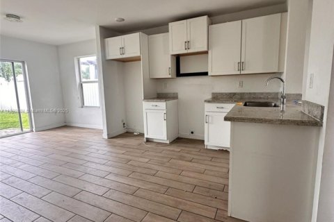 House in Florida City, Florida 4 bedrooms, 200.11 sq.m. № 2010838 - photo 5