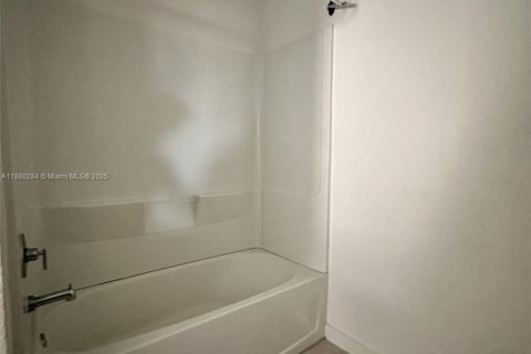 House in Florida City, Florida 4 bedrooms, 200.11 sq.m. № 2010838 - photo 14