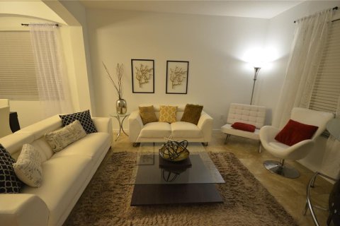 Casa en venta en Kissimmee, Florida, 6 dormitorios, 267 m2 № 1906292 - foto 2