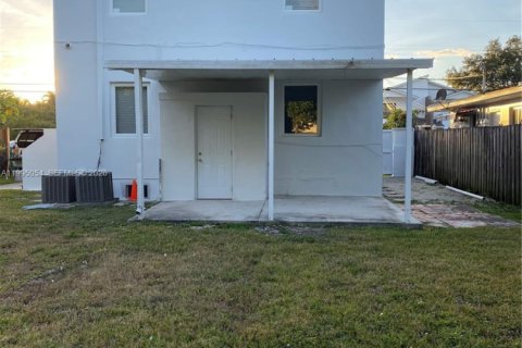 Снять в аренду виллу или дом в Майами, Флорида 2 спальни, 67.35м2, № 2063931 - фото 22