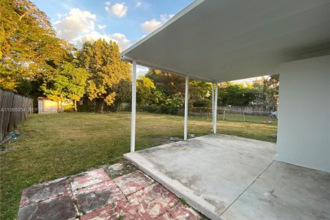 Снять в аренду виллу или дом в Майами, Флорида 2 спальни, 67.35м2, № 2063931 - фото 19