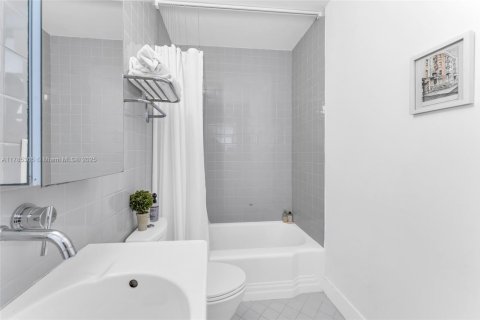 House in Miami Shores, Florida 2 bedrooms, 131.74 sq.m. № 1801023 - photo 25