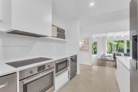 House in Miami Shores, Florida 2 bedrooms, 131.74 sq.m. № 1801023 - photo 11