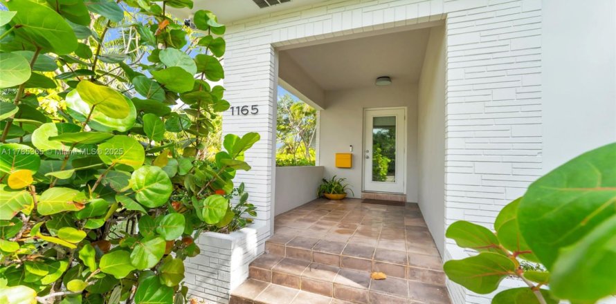 House in Miami Shores, Florida 2 bedrooms, 131.74 sq.m. № 1801023