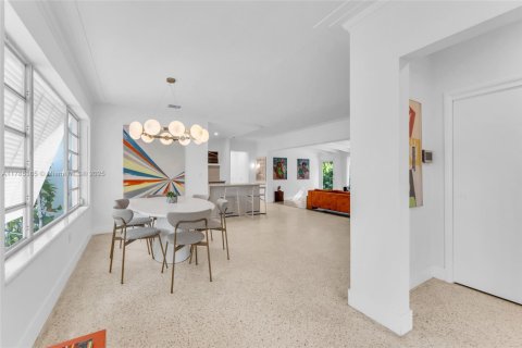 House in Miami Shores, Florida 2 bedrooms, 131.74 sq.m. № 1801023 - photo 14