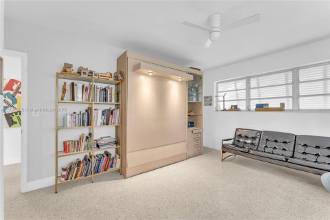 House in Miami Shores, Florida 2 bedrooms, 131.74 sq.m. № 1801023 - photo 23