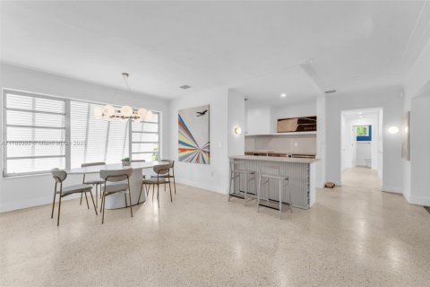 House in Miami Shores, Florida 2 bedrooms, 131.74 sq.m. № 1801023 - photo 15