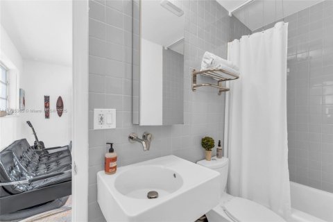 House in Miami Shores, Florida 2 bedrooms, 131.74 sq.m. № 1801023 - photo 24