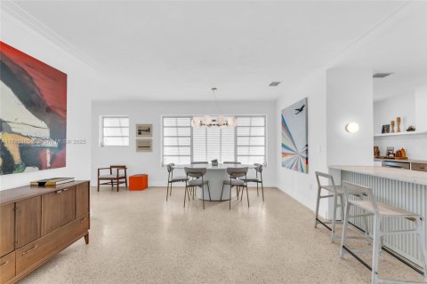 House in Miami Shores, Florida 2 bedrooms, 131.74 sq.m. № 1801023 - photo 16