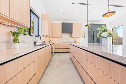 Casa en venta en Miami, Florida, 4 dormitorios, 297.29 m2 № 2031926 - foto 15
