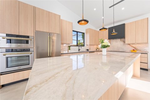 Casa en venta en Miami, Florida, 4 dormitorios, 297.29 m2 № 2031926 - foto 14