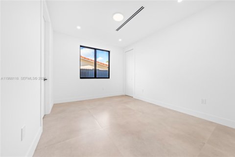 Casa en venta en Miami, Florida, 4 dormitorios, 297.29 m2 № 2031926 - foto 29