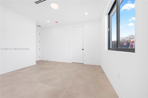 Casa en venta en Miami, Florida, 4 dormitorios, 297.29 m2 № 2031926 - foto 28