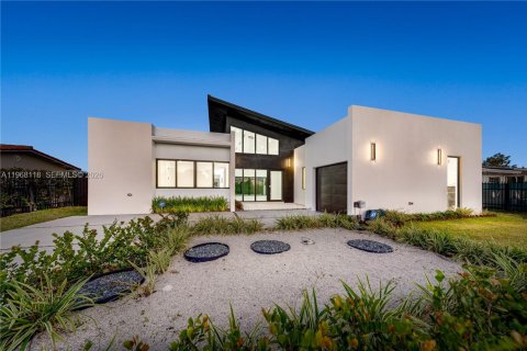 Casa en venta en Miami, Florida, 4 dormitorios, 297.29 m2 № 2031926 - foto 2