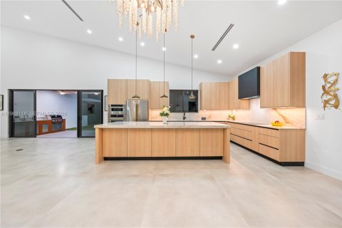 Casa en venta en Miami, Florida, 4 dormitorios, 297.29 m2 № 2031926 - foto 10