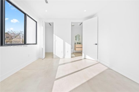 Casa en venta en Miami, Florida, 4 dormitorios, 297.29 m2 № 2031926 - foto 23
